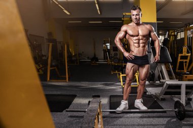 atletik erkek fitness modeli gövde kasları gösterilen