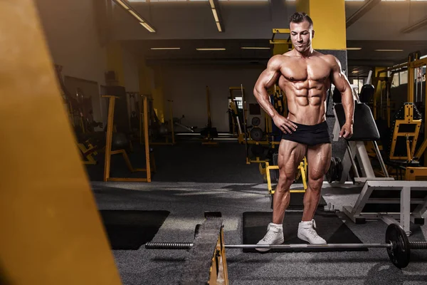 Сильный спортсмен фитнес-модель торс показ мышц — стоковое фото