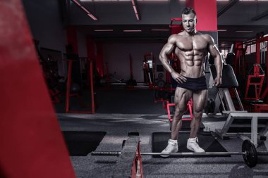 atletik erkek fitness modeli gövde kasları gösterilen