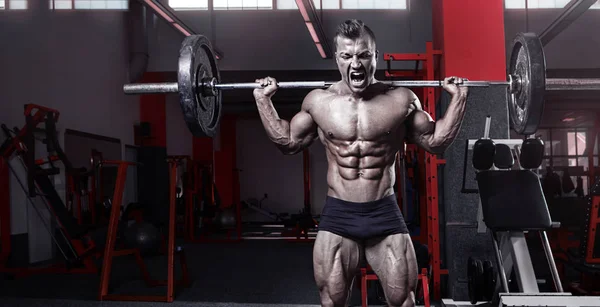 Muscular culturista chico haciendo ejercicios con mancuerna —  Fotos de Stock