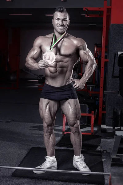 Muskulöser Bodybuilder mit Trophäe — Stockfoto