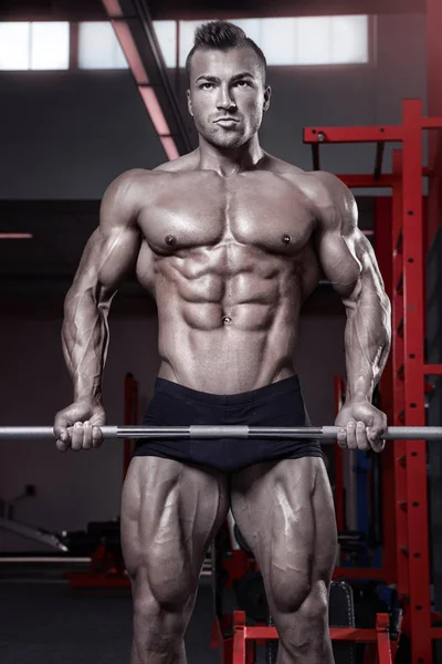 Muskulöser Bodybuilder, der Übungen mit der Hantel macht — Stockfoto