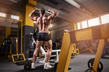 Güçlü atletik erkek Fitness modeli sırt kasları gösterilen gövde