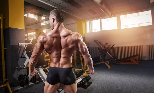 Erős sportos férfi Fitness modell törzs mutatja a hátizmok — Stock Fotó