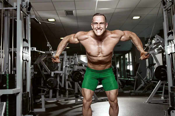 Spor salonunda egzersiz egzersiz yapan kaslı vücut geliştirmeci adam — Stok fotoğraf