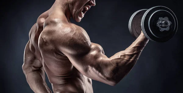 Muscular culturista chico haciendo ejercicios con mancuerna —  Fotos de Stock