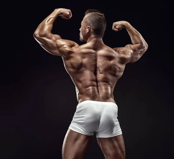 Modelo atlético forte da aptidão do homem que posa para trás músculos, tríceps — Fotografia de Stock
