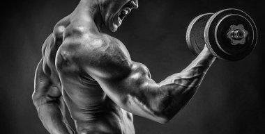 Halter alıştırmalar yapan kaslı vücut geliştirmeci adam