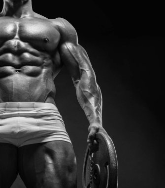 Halter alıştırmalar yapan kaslı vücut geliştirmeci adam