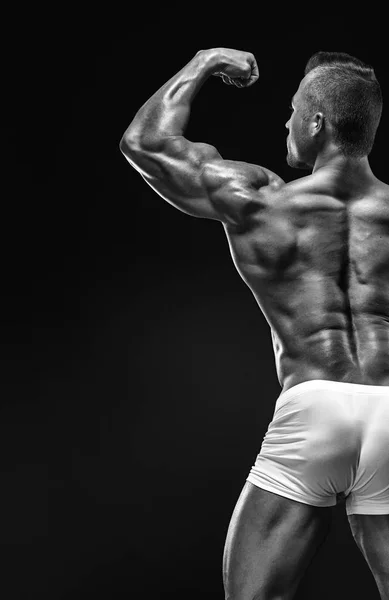 Erős sportos férfi Fitness modell pózol a hát izmait, tricepsz, — Stock Fotó