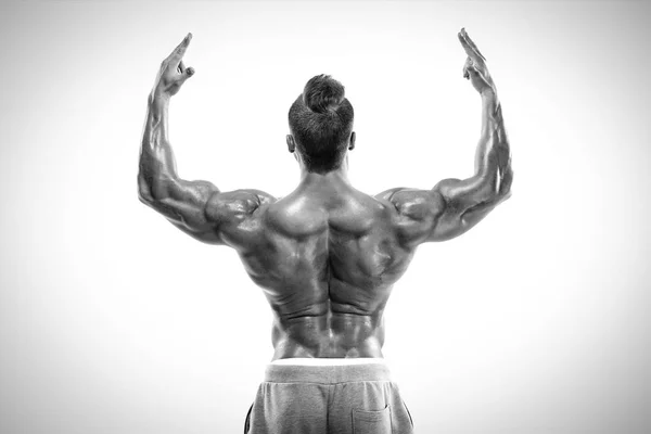 Ισχυρή Αθλητικό γυμναστήριο άνθρωπος μοντέλο που θέτουν τους ραχιαίους μυς — Φωτογραφία Αρχείου