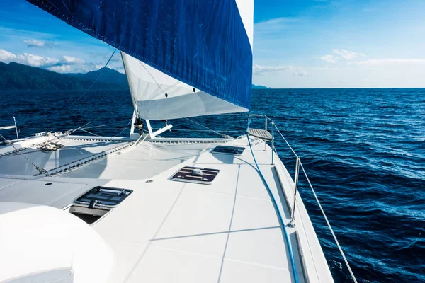 Navegando iate catamarã vela no mar. Barco à vela. Navegação . — Fotografia de Stock