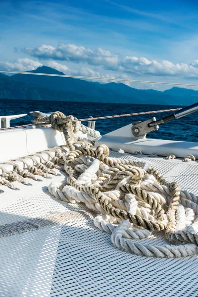 Yate de vela catamarán de vela en el mar. Un velero. Navegación . —  Fotos de Stock