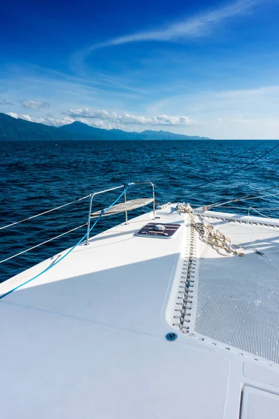 Żeglowanie katamaranem jacht na morzu. Żaglówkę. Żeglarstwo. — Zdjęcie stockowe