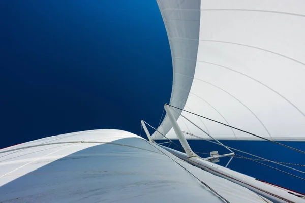 Navegando iate catamarã vela no mar. Barco à vela. Navegação . — Fotografia de Stock