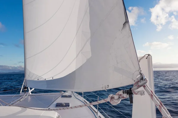 Navegando iate catamarã vela no mar. Barco à vela. Navegação . — Fotografia de Stock