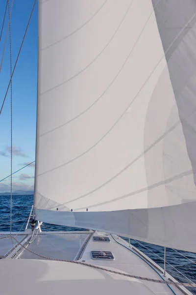 Navegando iate catamarã vela no mar. Barco à vela. Navegação . — Fotografia de Stock