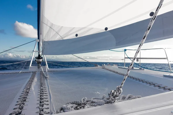 Yate de vela catamarán de vela en el mar. Un velero. Navegación . — Foto de Stock