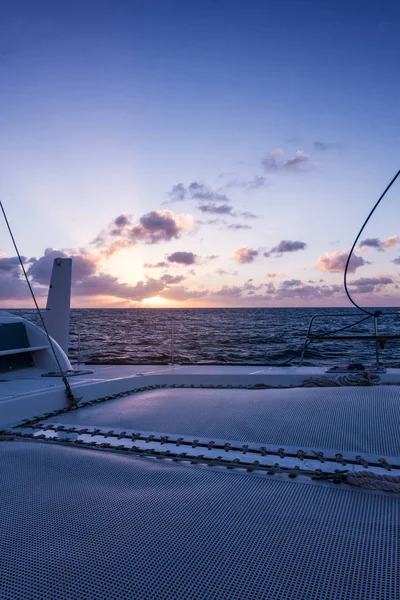 Navegando iate catamarã vela no mar. Barco à vela. Navegação . — Fotografia de Stock