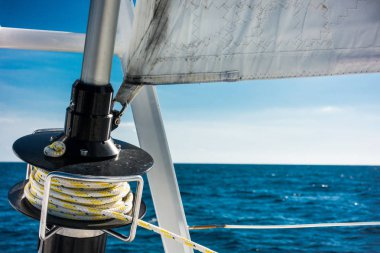 Yat katamaran Yelken denizde yelken. Yelkenli. Yelken.