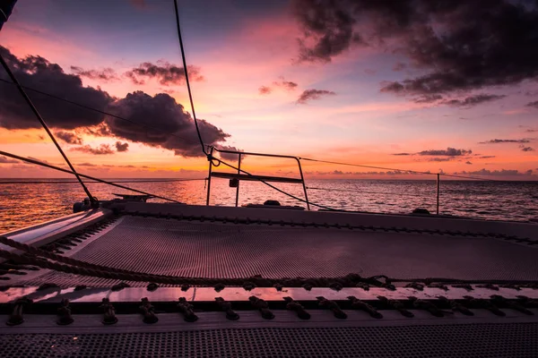 Yate de vela catamarán de vela en el mar. Un velero. Navegación . — Foto de Stock