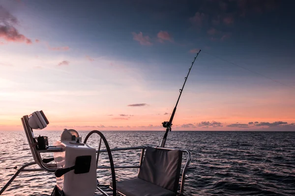 Segel-Katamaran segeln im Meer und Angeln — Stockfoto