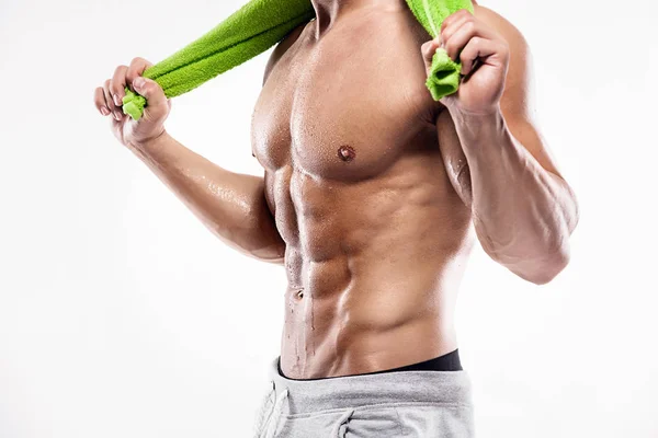 Hombre atlético fuerte mostrando grandes bíceps y músculos abdominales — Foto de Stock