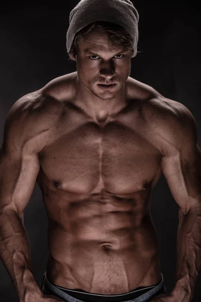 Portret van sterke Athletic Fitness man op zwarte achtergrond — Stockfoto