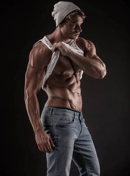 Retrato de forte atlético fitness homem sobre fundo preto — Fotografia de Stock