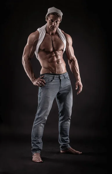 Portret van sterke Athletic Fitness man op zwarte achtergrond — Stockfoto