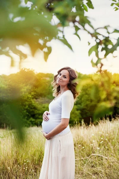 Belle jeune femme enceinte — Photo