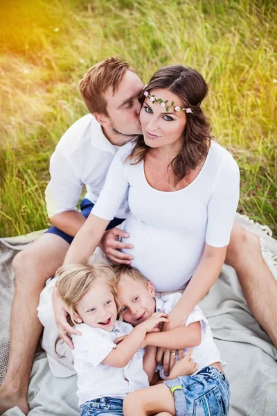 Bela jovem família feliz — Fotografia de Stock