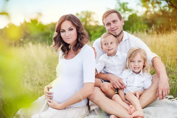 Güzel genç mutlu bir aile — Stok fotoğraf