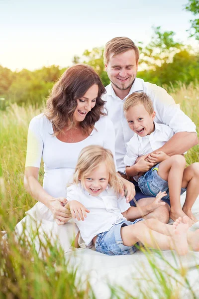Schöne junge glückliche Familie — Stockfoto