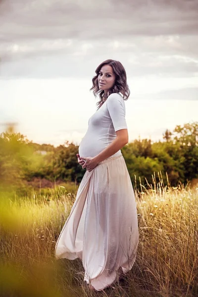 Belle jeune femme enceinte (retouchée ) — Photo