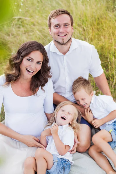 Schöne junge glückliche Familie — Stockfoto