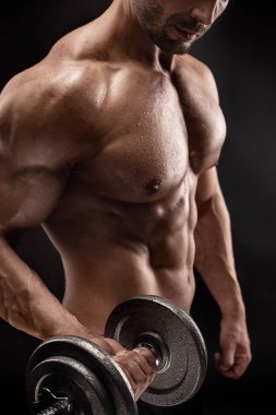 Kaslı vücut geliştirmeci adam egzersizleri yapıyor