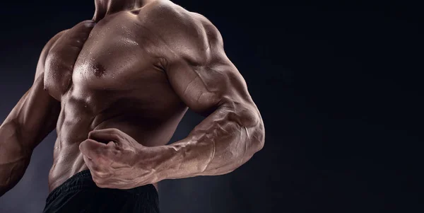 Uomo bodybuilder mostrando corpo muscolare — Foto Stock