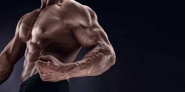 Homem fisiculturista mostrando corpo muscular — Fotografia de Stock