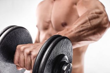 Kaslı vücut geliştirmeci adam egzersizleri yapıyor