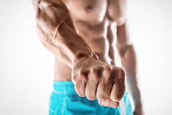 Mannen bodybuilder visar knytnäve — Stockfoto