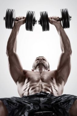 Kaslı vücut geliştirmeci adam egzersizleri yapıyor