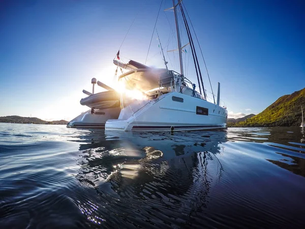 Navegando iate catamarã vela no mar do Caribe — Fotografia de Stock