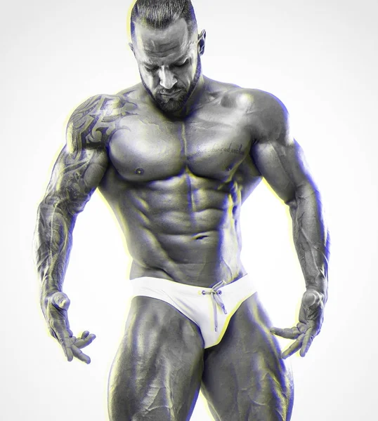 Retrato de fuerte atlético Fitness hombre mostrando grandes músculos —  Fotos de Stock