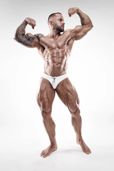 Retrato do homem forte da aptidão atlética que mostra músculos grandes — Fotografia de Stock