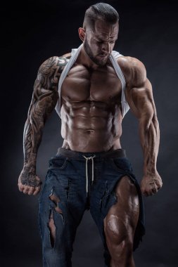 büyük kas gösterilen güçlü spor Fitness adam portresi