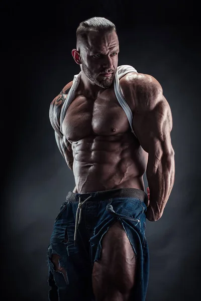 Porträt eines starken, athletischen Fitness-Mannes, der große Muskeln zeigt — Stockfoto