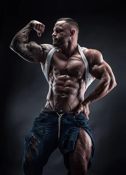Portrait of strong Athletic Fitness man showing big muscles — Stock Photo, Image