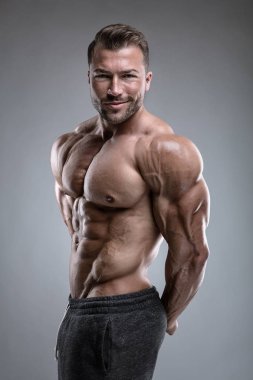 Vücut ve karın kasları güçlü atletik adam gösterir