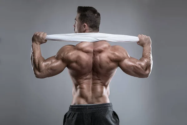 Sterke atletische Man Fitness Model poseren rugspieren, triceps, — Stockfoto